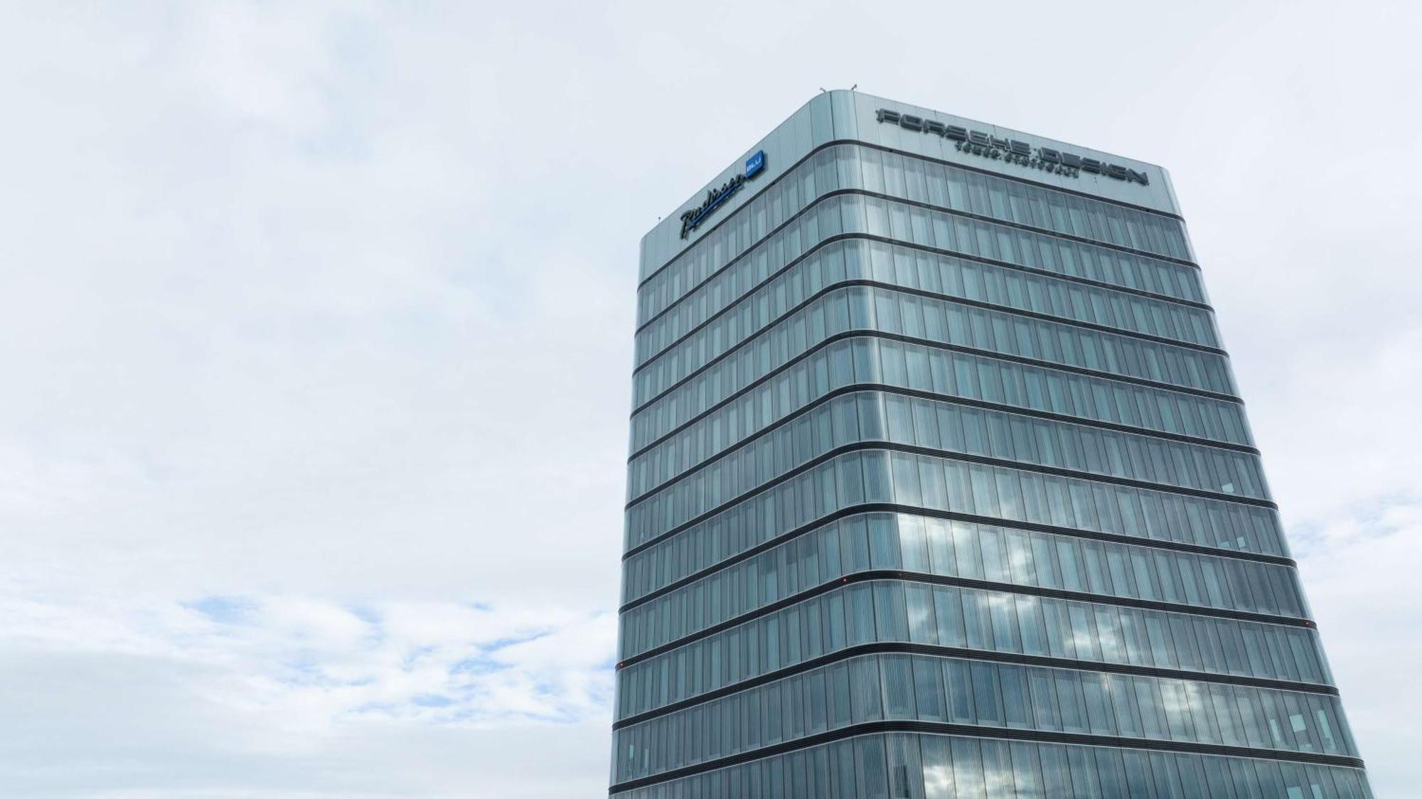 Radisson Blu Hotel At Porsche Design Tower Stoccarda Esterno foto