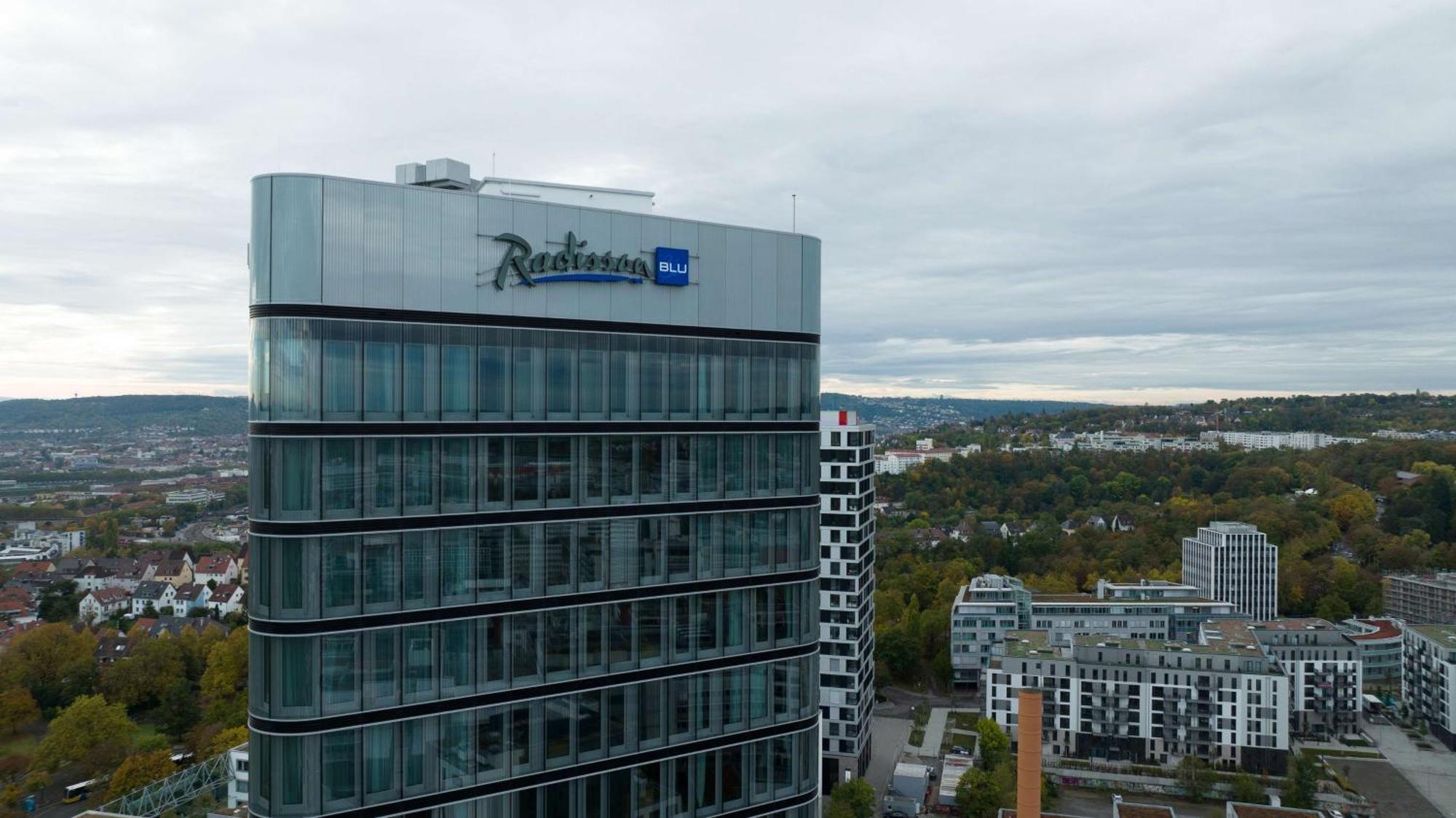 Radisson Blu Hotel At Porsche Design Tower Stoccarda Esterno foto