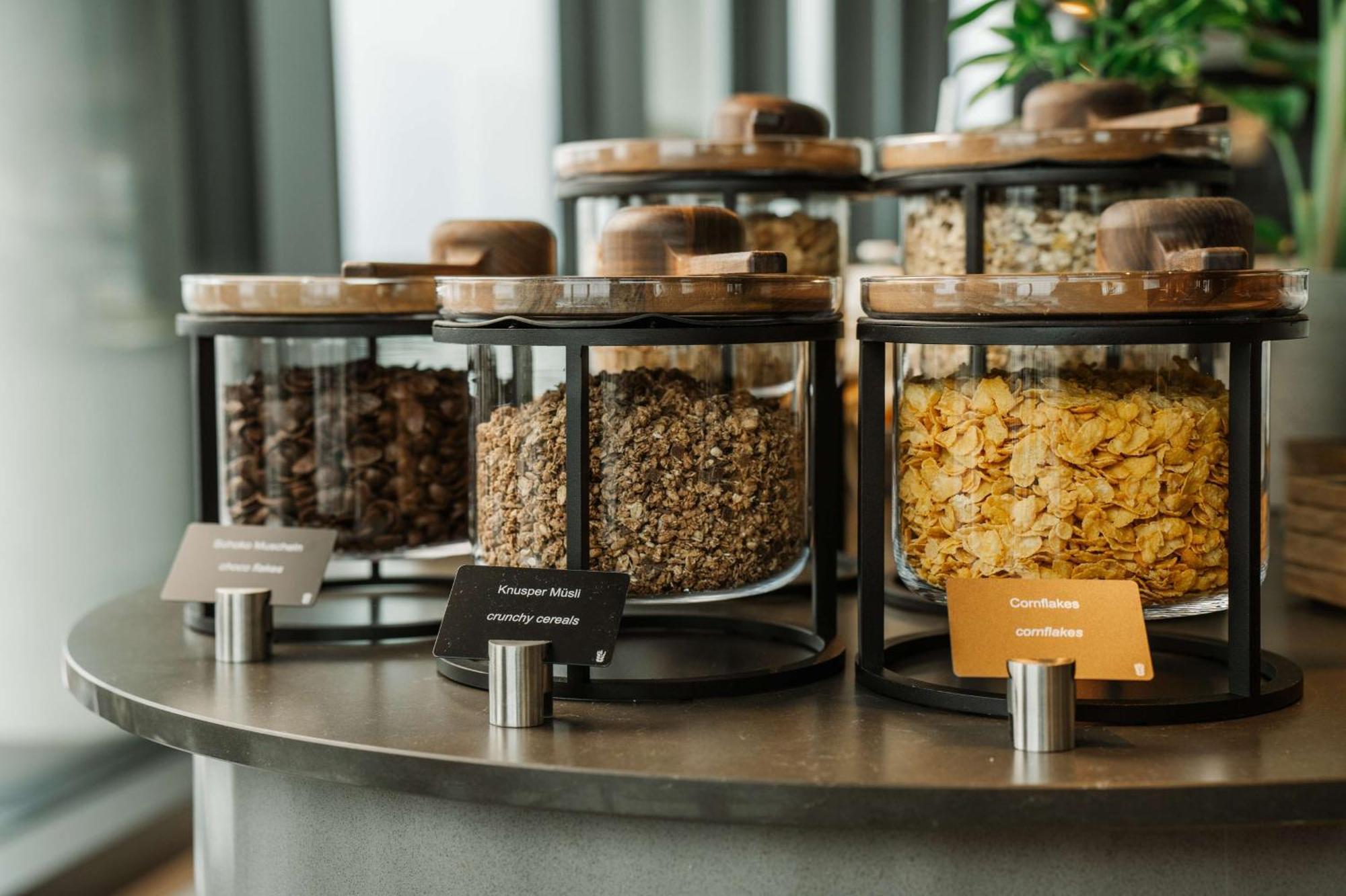 Radisson Blu Hotel At Porsche Design Tower Stoccarda Esterno foto