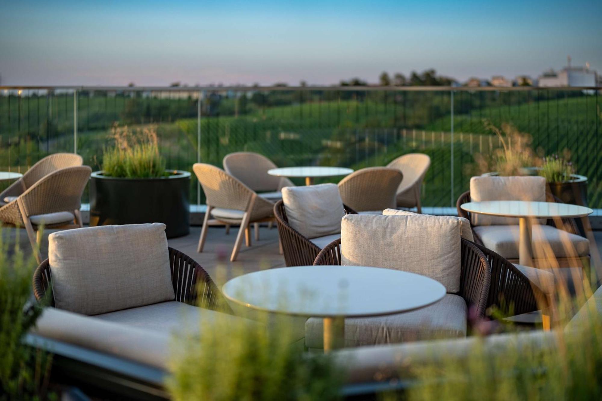 Radisson Blu Hotel At Porsche Design Tower Stoccarda Esterno foto