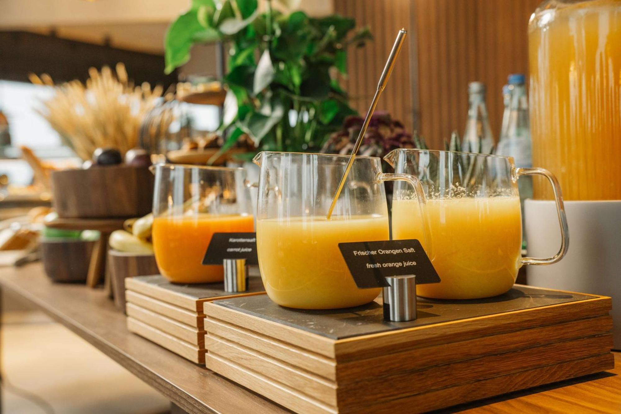 Radisson Blu Hotel At Porsche Design Tower Stoccarda Esterno foto