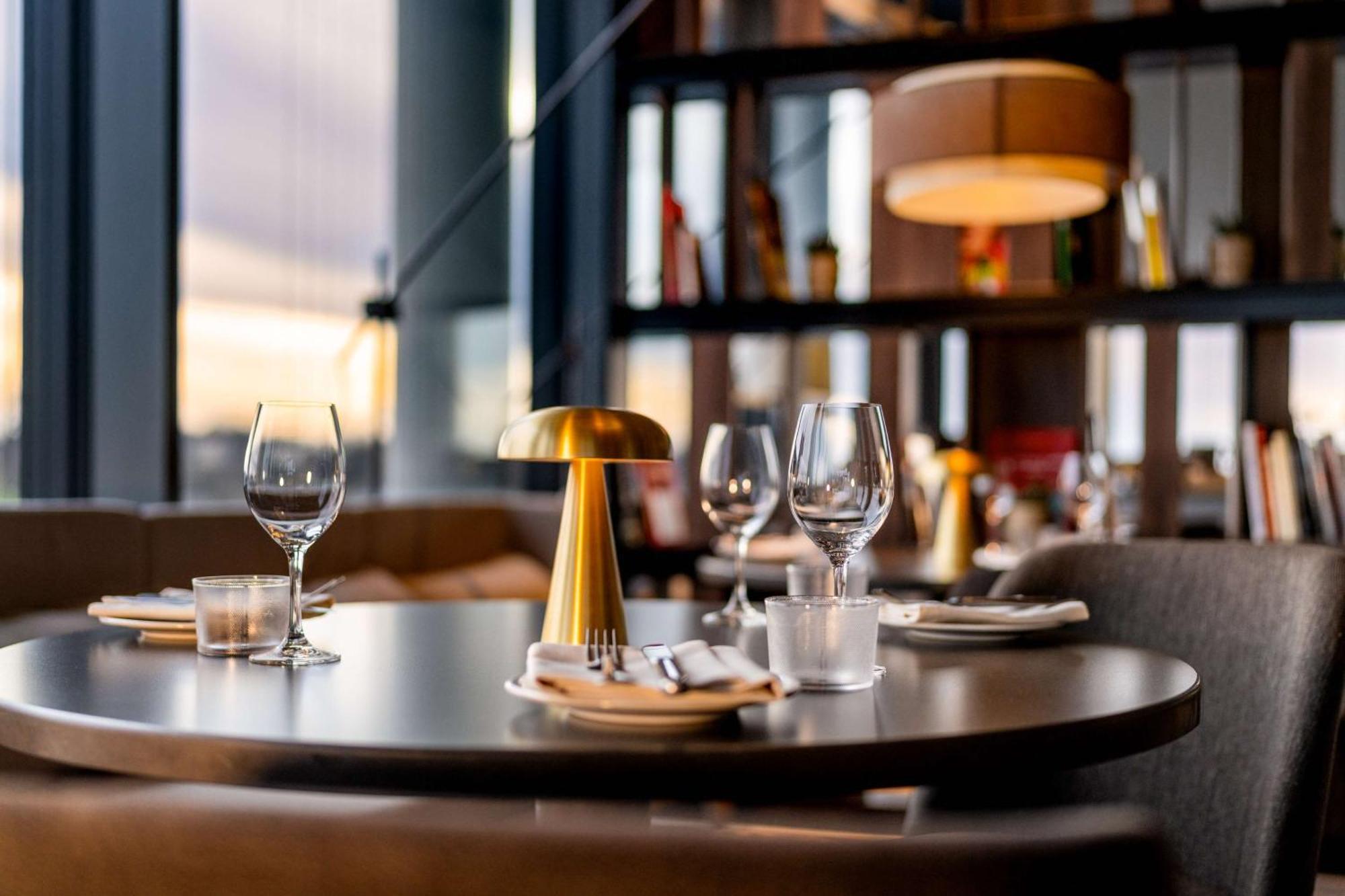 Radisson Blu Hotel At Porsche Design Tower Stoccarda Esterno foto