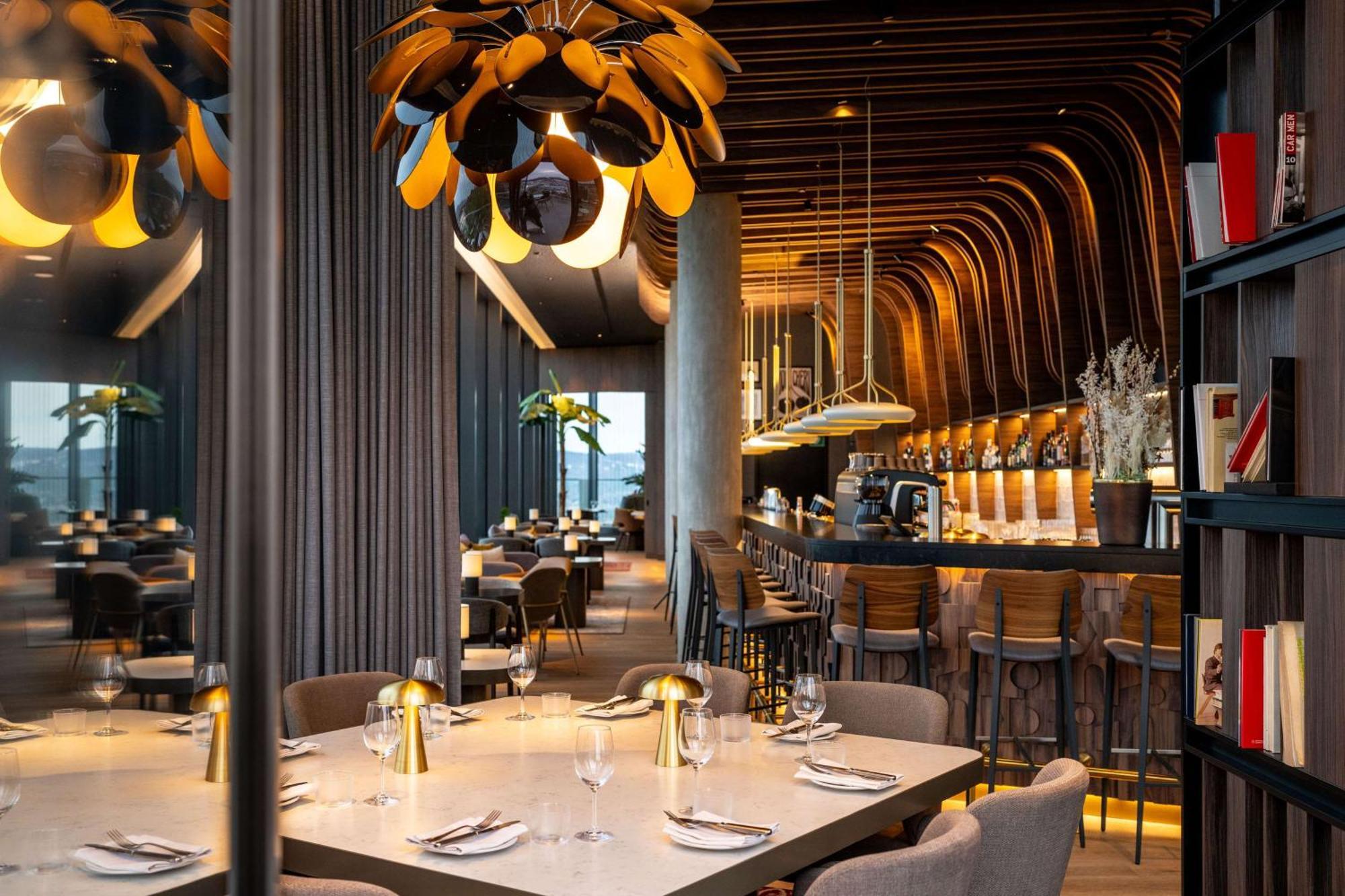 Radisson Blu Hotel At Porsche Design Tower Stoccarda Esterno foto