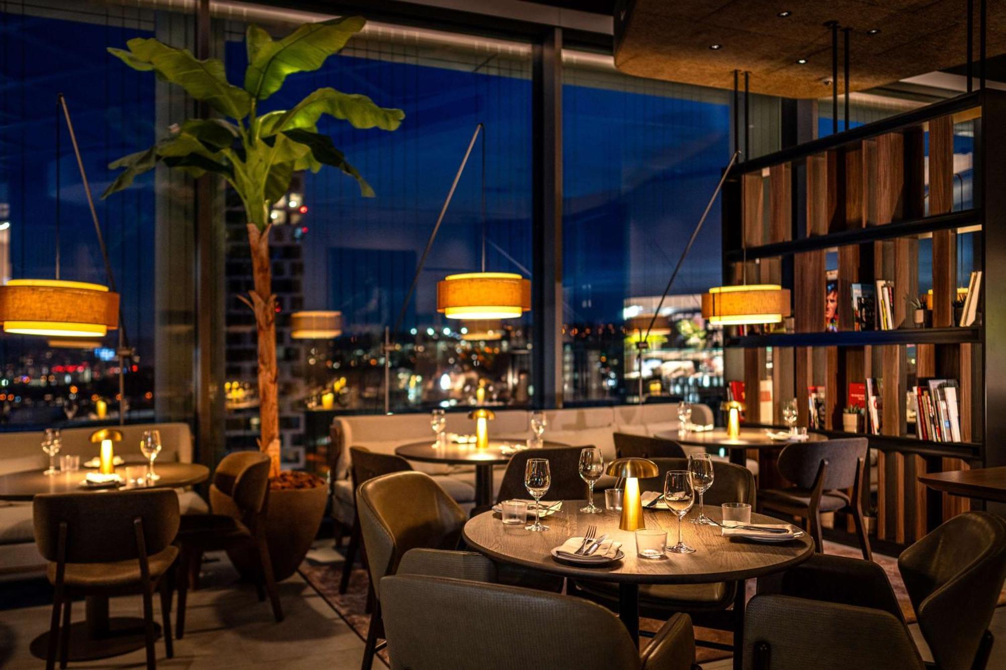 Radisson Blu Hotel At Porsche Design Tower Stoccarda Esterno foto