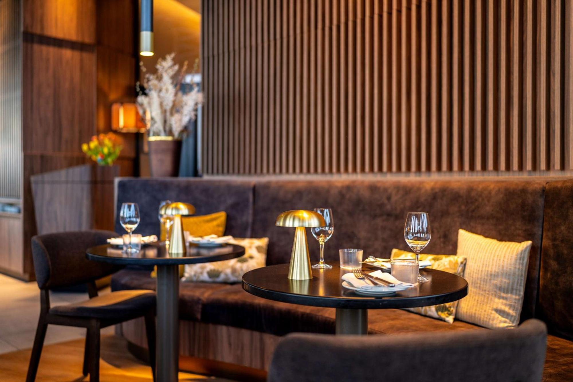 Radisson Blu Hotel At Porsche Design Tower Stoccarda Esterno foto