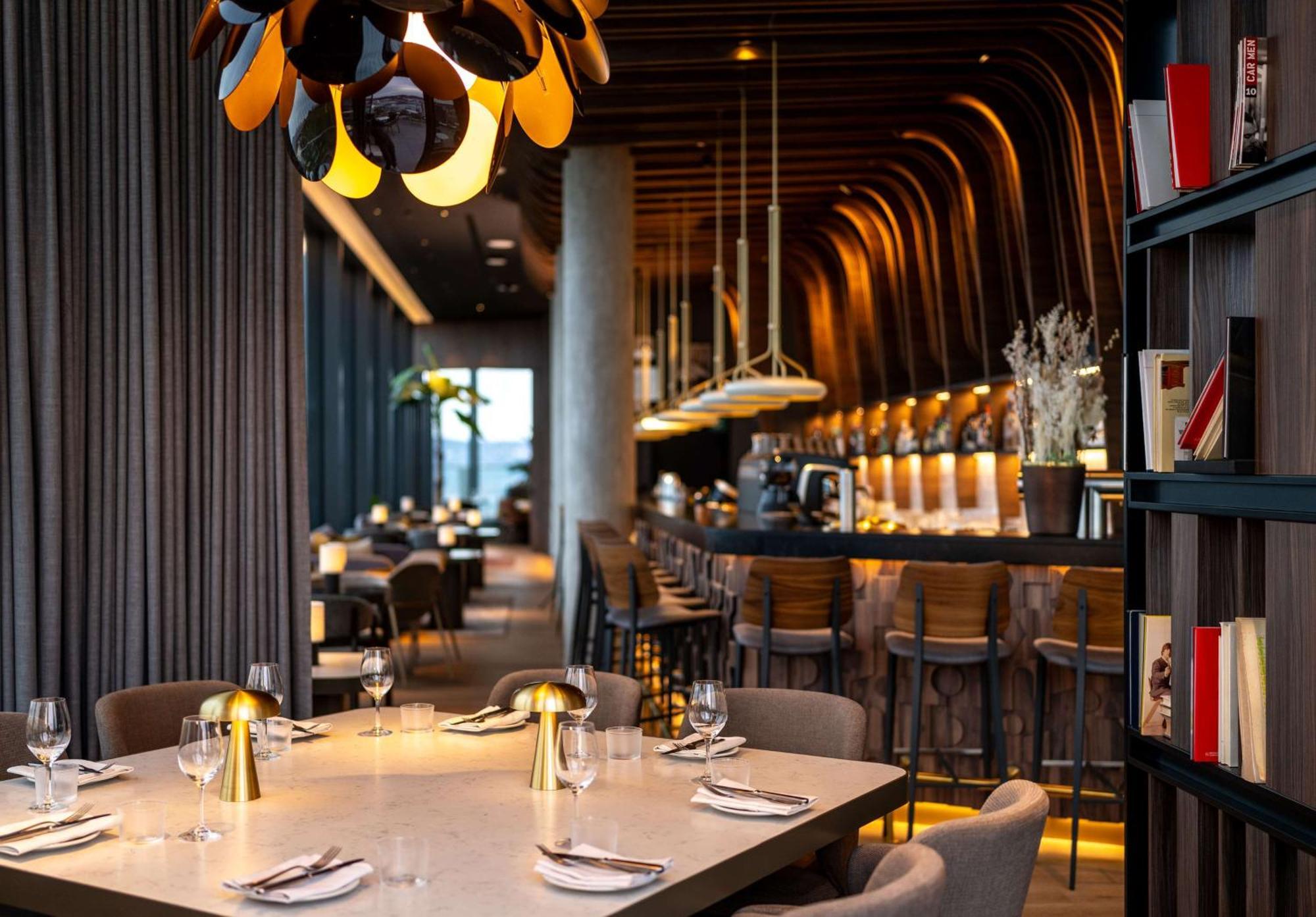 Radisson Blu Hotel At Porsche Design Tower Stoccarda Esterno foto