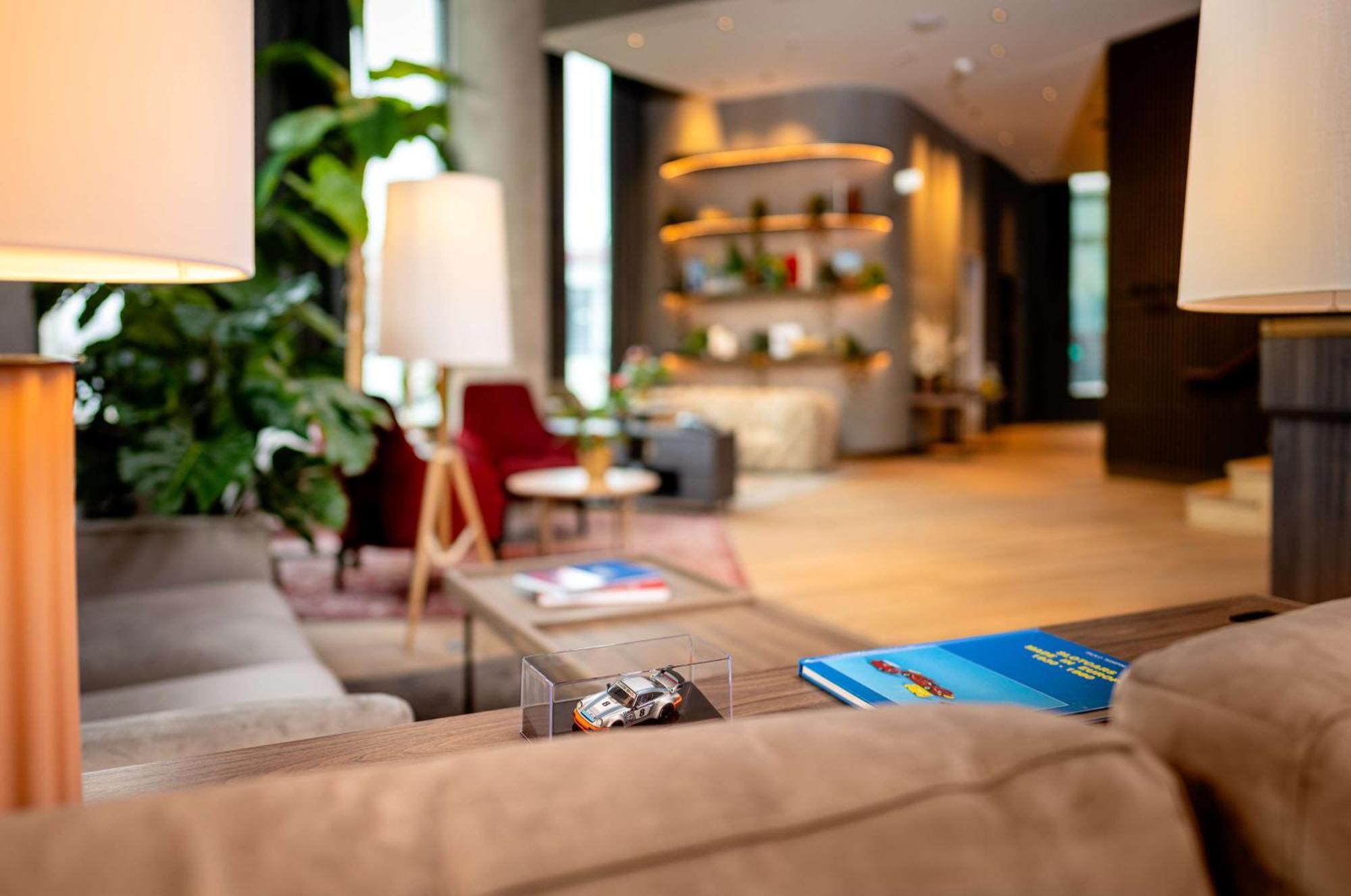 Radisson Blu Hotel At Porsche Design Tower Stoccarda Esterno foto