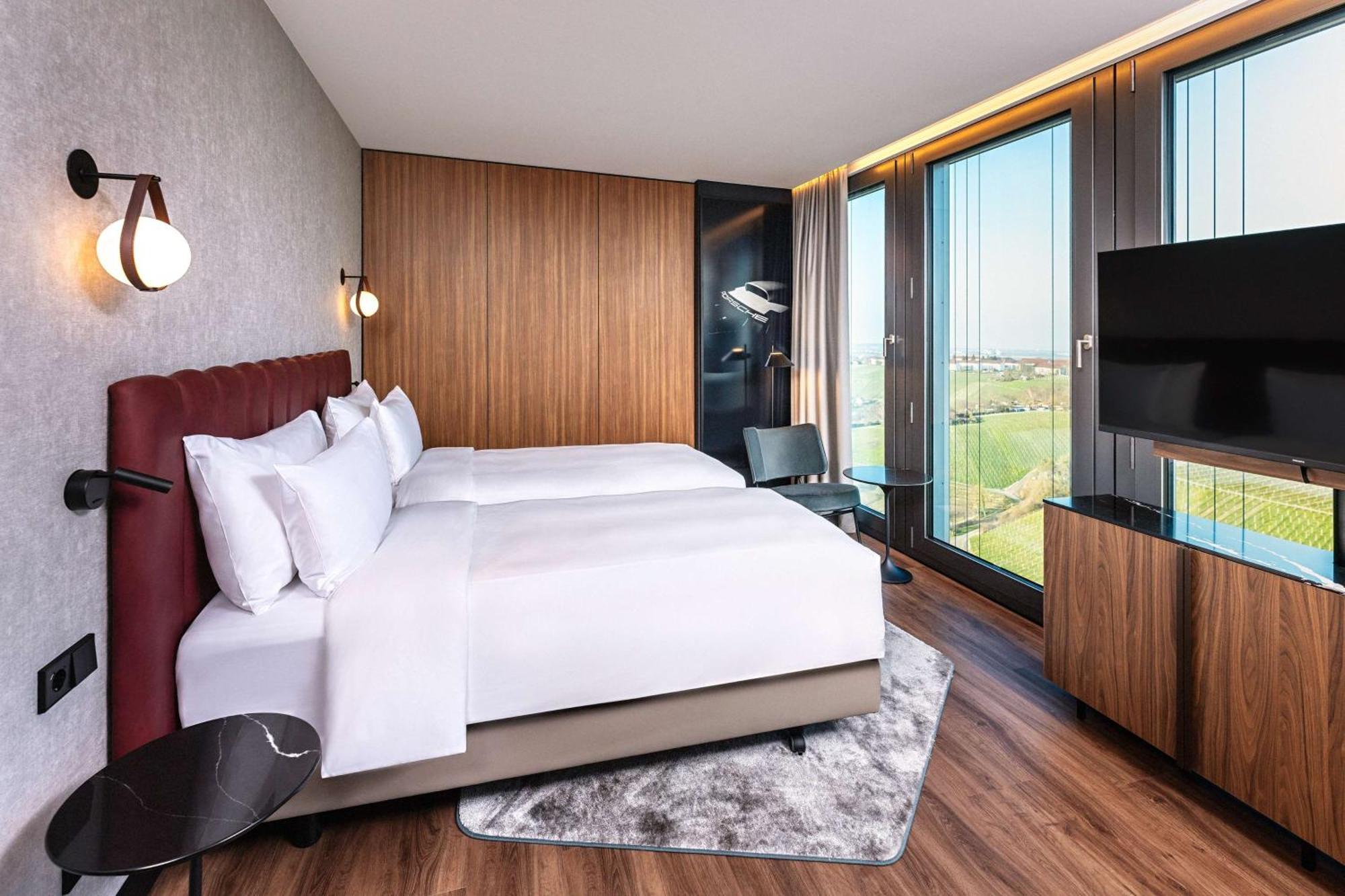 Radisson Blu Hotel At Porsche Design Tower Stoccarda Esterno foto