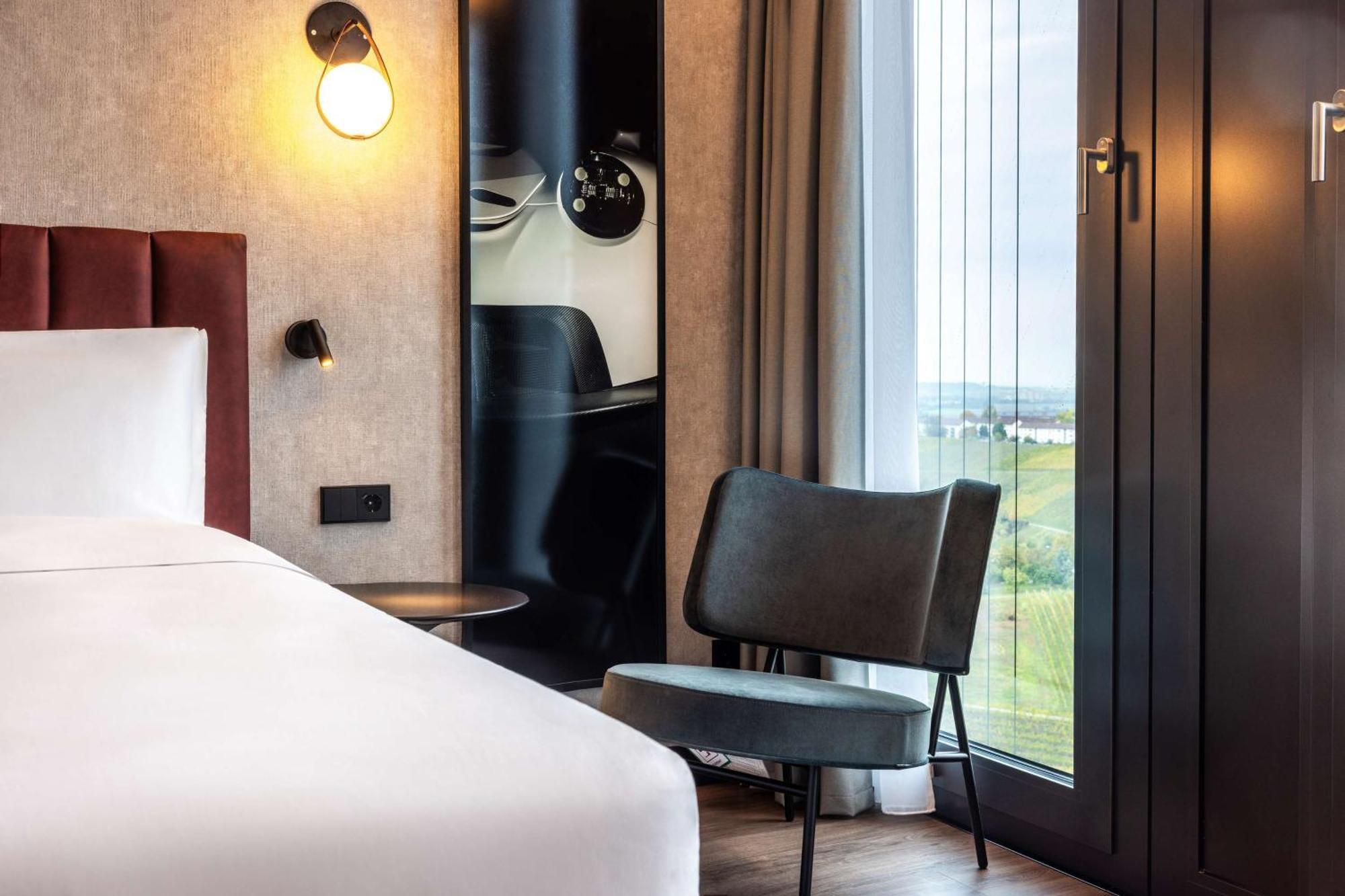 Radisson Blu Hotel At Porsche Design Tower Stoccarda Esterno foto