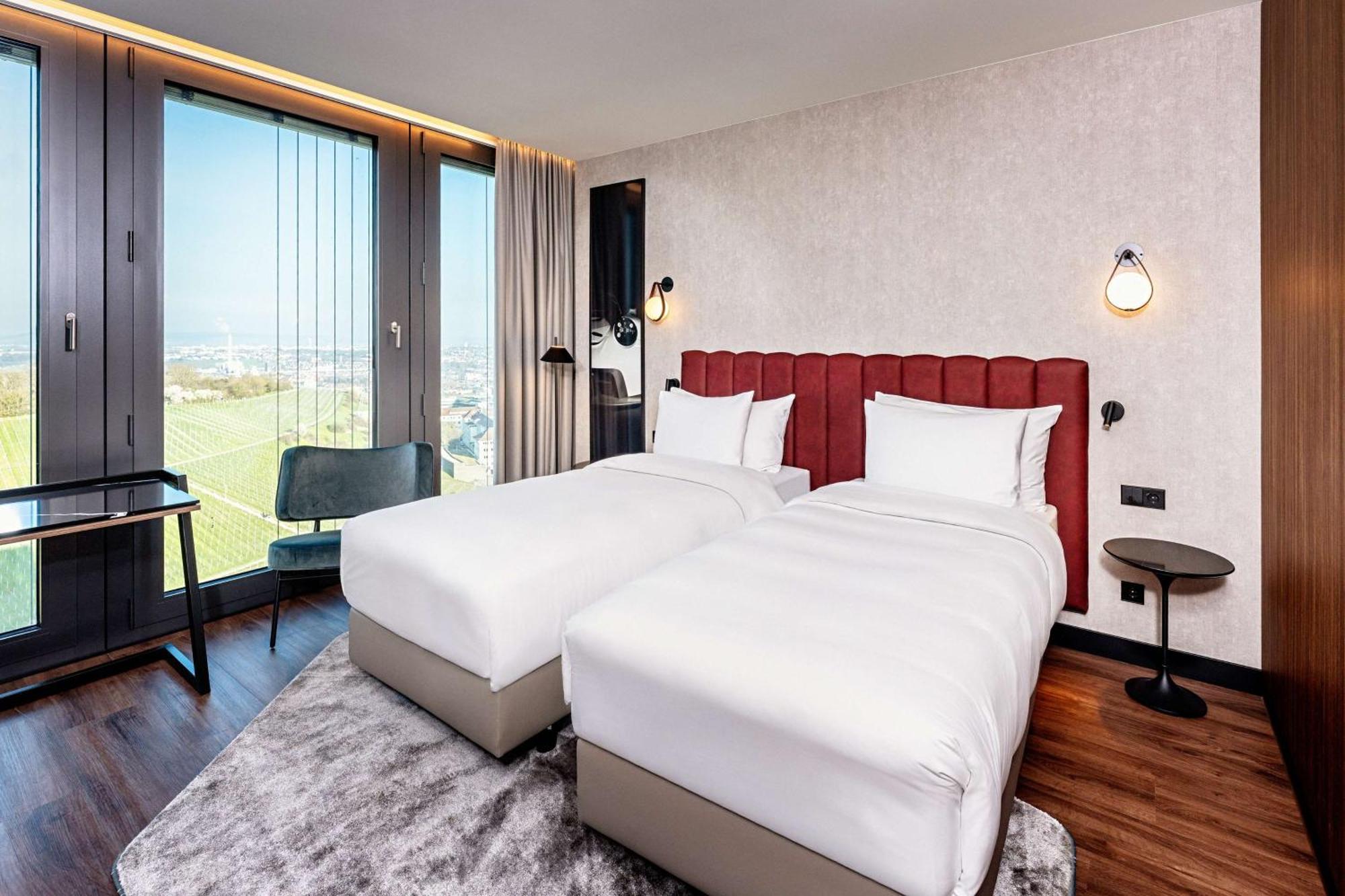 Radisson Blu Hotel At Porsche Design Tower Stoccarda Esterno foto