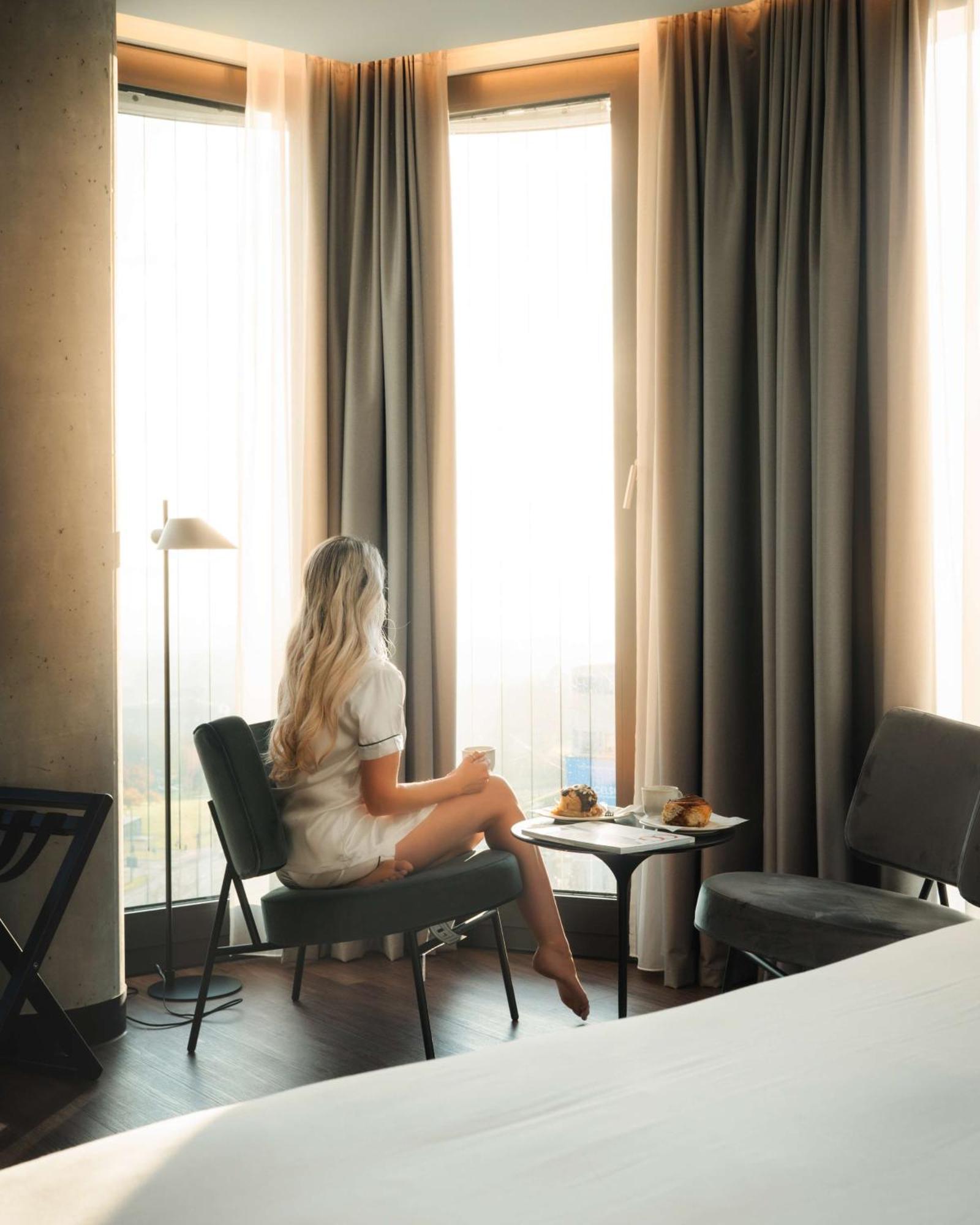 Radisson Blu Hotel At Porsche Design Tower Stoccarda Esterno foto