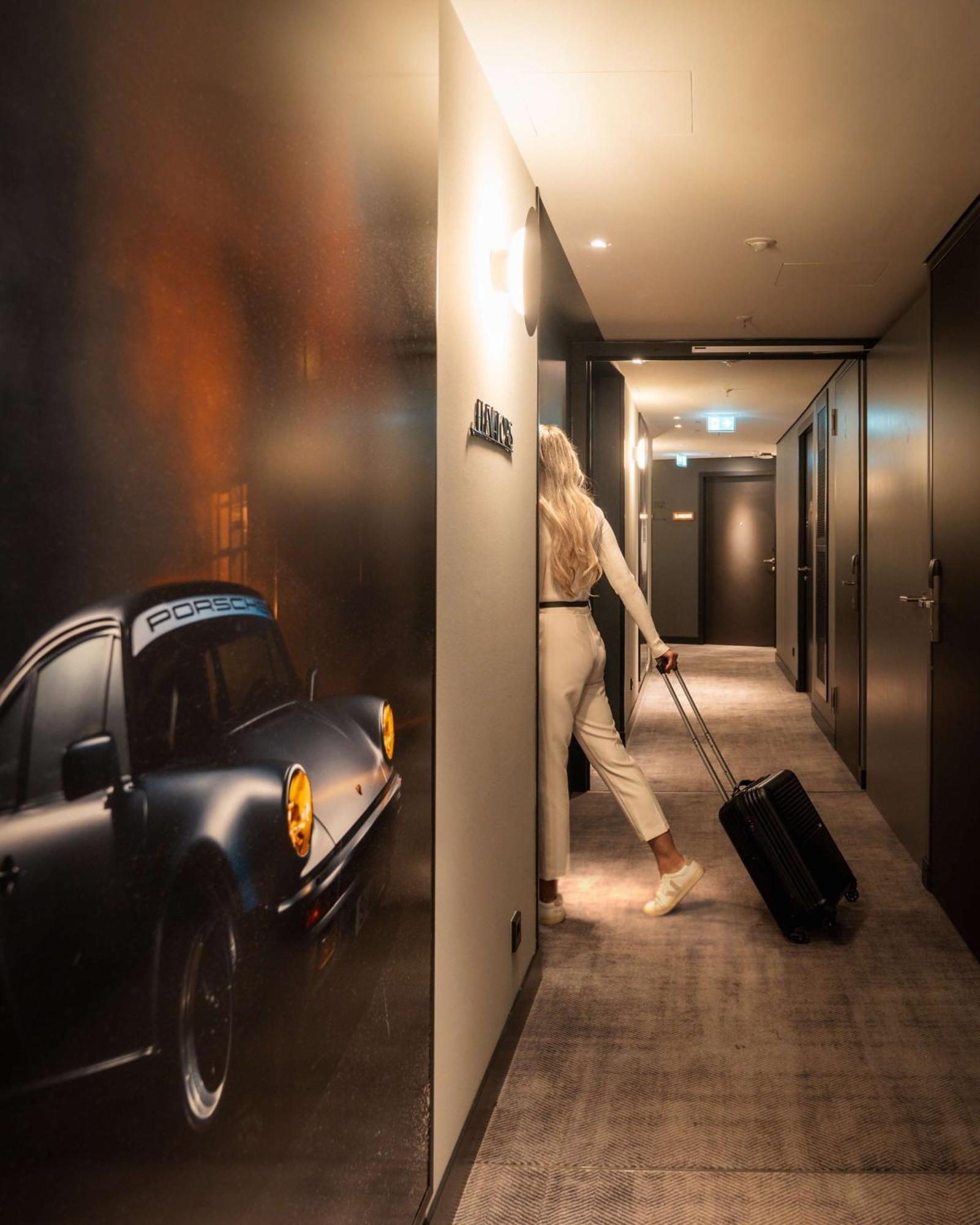 Radisson Blu Hotel At Porsche Design Tower Stoccarda Esterno foto