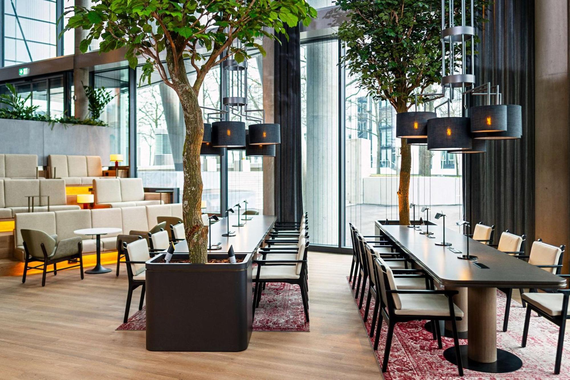 Radisson Blu Hotel At Porsche Design Tower Stoccarda Esterno foto
